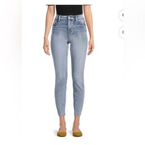 Time and Tru NWT Women’s Classic High Rise Skinny Jeans Light Wash New Size 2